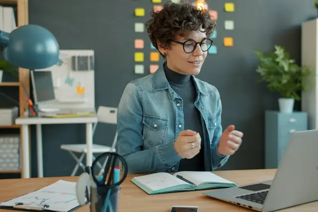 Una consultora en videollamada desde su oficina