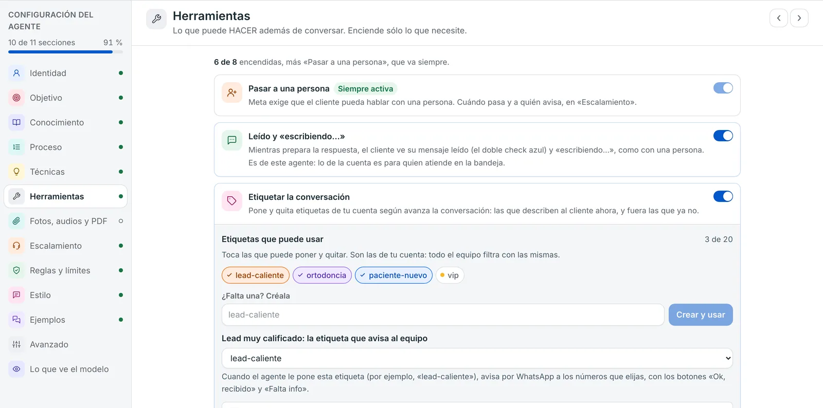 La configuración del agente de IA Sofía, por secciones —identidad, objetivo, conocimiento, proceso, herramientas y más—, abierta en sus herramientas: etiquetar, guardar datos, mover en el pipeline, el horario de atención, la agenda y las reacciones; y pasar a una persona, siempre.